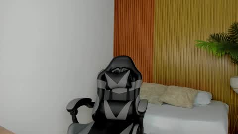 Snapshot of kiara_mirren chatting on 10-23-25, 12:48 K I A R A online show from 10-23-25, 12:48