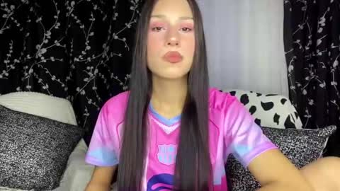 Snapshot of kiaratulowski chatting on 07-18-26, 04:22 Mary online show from 07-18-26, 04:22