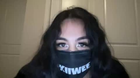 Snapshot of kiiwee chatting on 10-29-25, 01:30 KIIWEE online show from 10-29-25, 01:30