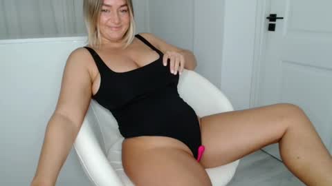 Snapshot of kiki_akai chatting on 10-24-25, 04:31 Ada online show from 10-24-25, 04:31