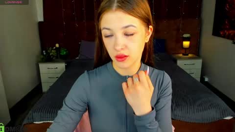 Snapshot of kiki_shanel chatting on 05-27-26, 01:02 Kiki online show from 05-27-26, 01:02