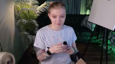 Kiki online show from 12-22-25, 10:07