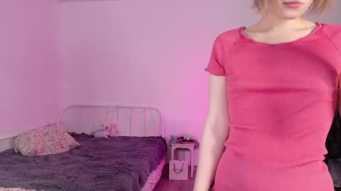 Snapshot of kikimoor chatting on 04-26-26, 10:13 Kiki online show from 04-26-26, 10:13