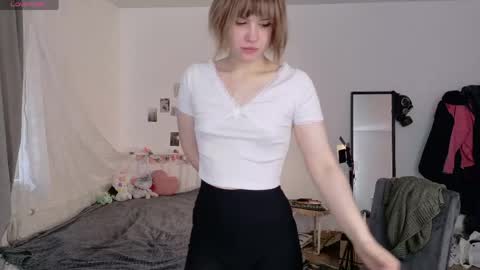 Snapshot of kikimoor chatting on 05-30-26, 01:35 Kiki online show from 05-30-26, 01:35