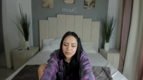 Kim online show from 03-11-25, 05:38