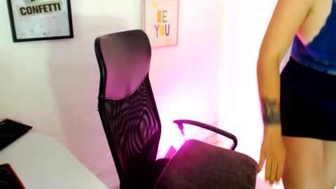 Snapshot of kim_burton_1 chatting on 05-21-26, 02:46 Kimberly online show from 05-21-26, 02:46