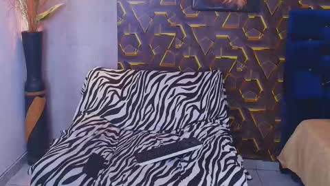 Snapshot of kim_curly_ chatting on 05-23-26, 04:33 KIM online show from 05-23-26, 04:33