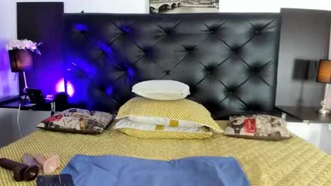 Kim Marquez online show from 12-22-25, 07:44