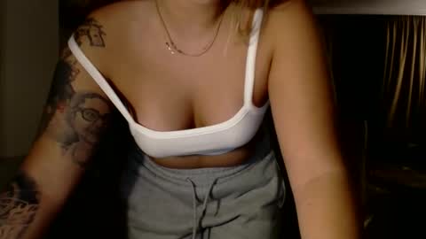 Kim Lee  online show from 11-06-25, 07:04