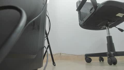 Snapshot of kimthompsonn chatting on 12-18-24, 12:18 Kim Thompson online show from 12-18-24, 12:18