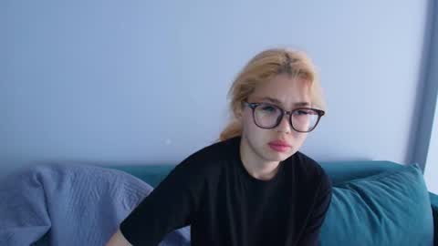Kimi online show from 06-25-26, 03:17
