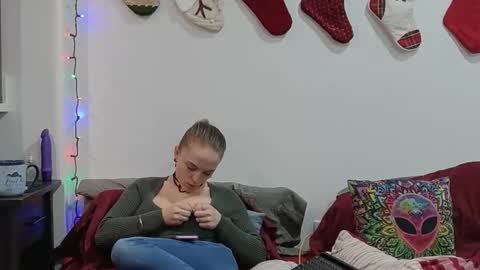 Scarred Thighs online show from 12-19-25, 08:49