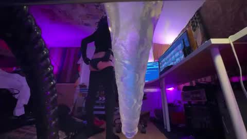 Snapshot of kinksmcgee chatting on 03-29-26, 10:37 Nikki online show from 03-29-26, 10:37