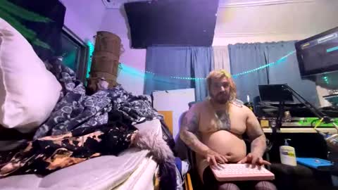 Snapshot of kinkybiguy14 chatting on 06-10-26, 02:01 Kinky Cassie online show from 06-10-26, 02:01