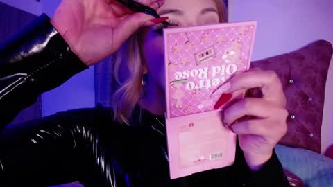 Snapshot of kinkydoll_ chatting on 12-07-24, 08:27 Sara online show from 12-07-24, 08:27