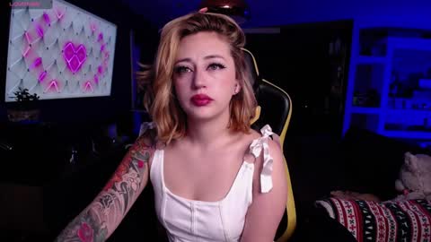 Snapshot of kinkydoll_ chatting on 01-03-25, 06:33 Sara online show from 01-03-25, 06:33