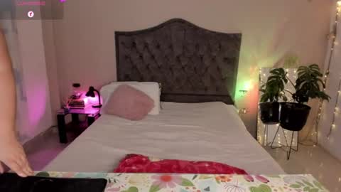 Snapshot of kinkyelise chatting on 06-23-26, 05:05 Jenny online show from 06-23-26, 05:05