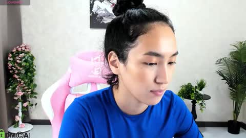 Aura online show from 10-23-25, 02:55