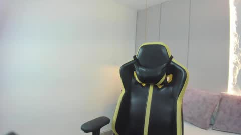 K I R A online show from 04-11-26, 11:03