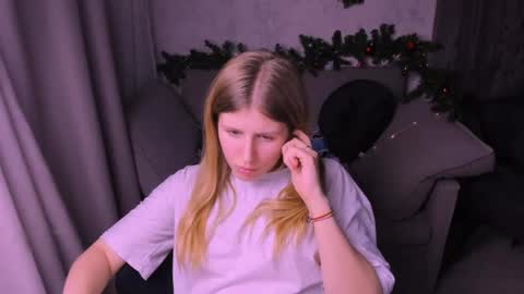 Snapshot of kirraa_ chatting on 12-14-24, 12:44 Kira online show from 12-14-24, 12:44