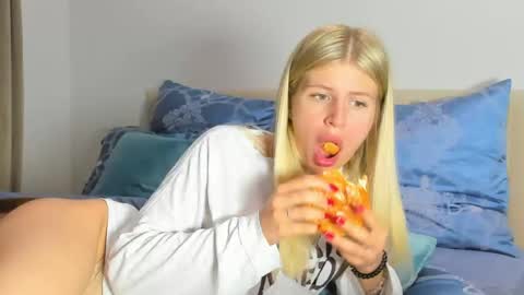 Kira online show from 05-13-26, 09:44
