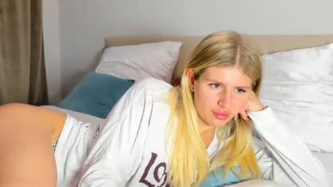 Snapshot of kirraa_ chatting on 06-20-26, 06:54 Kira online show from 06-20-26, 06:54