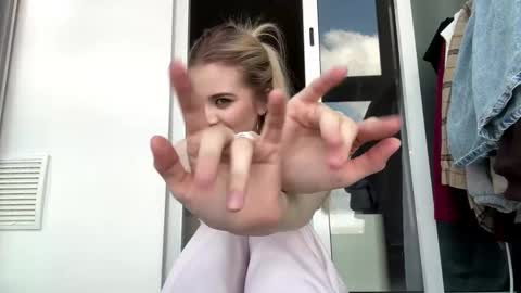 Snapshot of kirtova chatting on 04-14-26, 09:04 Kira online show from 04-14-26, 09:04