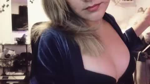 Kissah Kreampuff online show from 11-20-25, 04:23