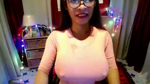 Snapshot of kisses_asian143 chatting on 05-27-26, 11:07 VICTORIA online show from 05-27-26, 11:07