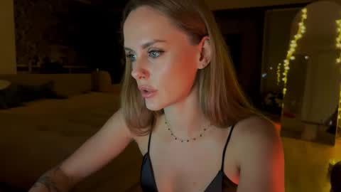 Snapshot of kissnova_ chatting on 10-08-25, 07:44 Emma online show from 10-08-25, 07:44