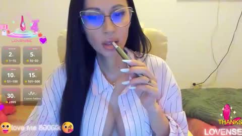 kisssnicol online show from 11-17-25, 04:24