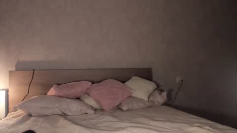 Snapshot of kitsunedream chatting on 06-17-26, 06:53 Polly online show from 06-17-26, 06:53