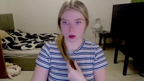 Snapshot of kitten_jenny01 chatting on 12-01-24, 10:43 Jennyblonde and Emmabrunette online show from 12-01-24, 10:43