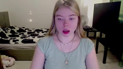 Snapshot of kitten_jenny01 chatting on 12-04-24, 11:52 Jennyblonde and Emmabrunette online show from 12-04-24, 11:52