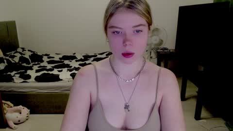 Snapshot of kitten_jenny01 chatting on 12-06-24, 01:22 Jennyblonde and Emmabrunette online show from 12-06-24, 01:22