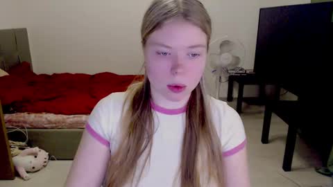 Snapshot of kitten_jenny01 chatting on 01-15-25, 01:41 Jennyblonde and Emmabrunette online show from 01-15-25, 01:41
