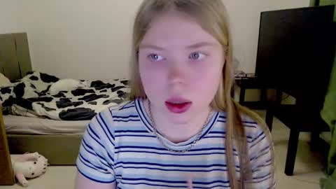 Snapshot of kitten_jenny01 chatting on 02-22-25, 01:00 Jennyblonde and Emmabrunette online show from 02-22-25, 01:00