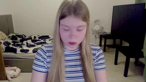 Snapshot of kitten_jenny01 chatting on 03-03-25, 10:42 Jennyblonde and Emmabrunette online show from 03-03-25, 10:42