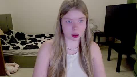 Snapshot of kitten_jenny01 chatting on 03-08-25, 01:50 Jennyblonde and Emmabrunette online show from 03-08-25, 01:50