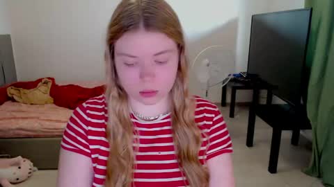 Snapshot of kitten_jenny01 chatting on 05-11-26, 04:04 Jennyblonde and Emmabrunette online show from 05-11-26, 04:04