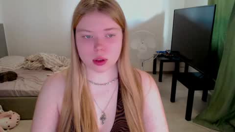 Snapshot of kitten_jenny01 chatting on 05-26-26, 01:07 Jennyblonde and Emmabrunette online show from 05-26-26, 01:07