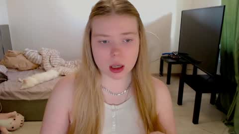 Snapshot of kitten_jenny01 chatting on 06-06-26, 03:17 Jennyblonde and Emmabrunette online show from 06-06-26, 03:17