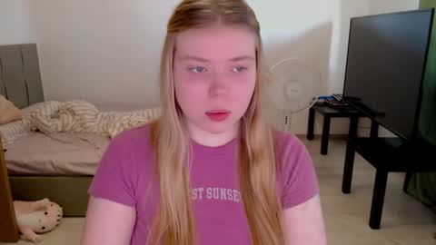 Snapshot of kitten_jenny01 chatting on 06-12-26, 03:44 Jennyblonde and Emmabrunette online show from 06-12-26, 03:44