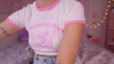 Snapshot of kittenmoon_ chatting on 02-26-25, 12:27      online show from 02-26-25, 12:27