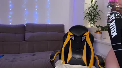 Veronica online show from 04-13-26, 01:49