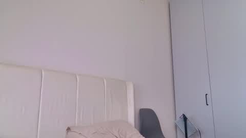 Snapshot of kitty_dora chatting on 04-25-26, 07:00 Evelyn online show from 04-25-26, 07:00