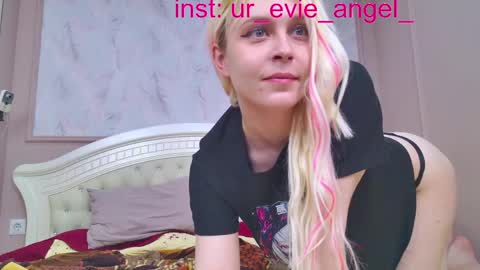 Snapshot of kitty_dora chatting on 05-10-26, 02:44 Evelyn online show from 05-10-26, 02:44