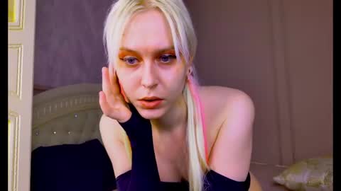 Snapshot of kitty_dora chatting on 06-18-26, 09:25 Evelyn online show from 06-18-26, 09:25