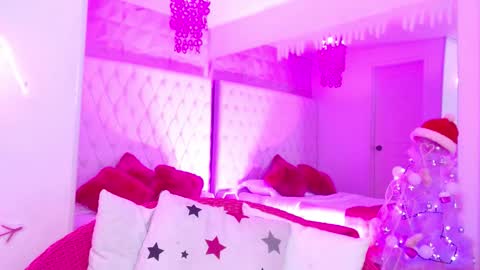 Snapshot of kitty_madness chatting on 12-14-25, 01:16 KITTY online show from 12-14-25, 01:16