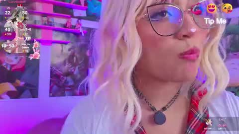 Snapshot of kitty_niki chatting on 06-12-26, 10:52 Nicol Gomez online show from 06-12-26, 10:52